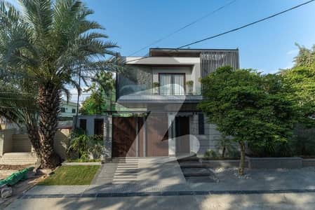 Ideally Located House Of 690 Square Yards Is Available For Sale In Karachi