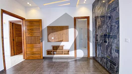10 Marla Modern House For Rent