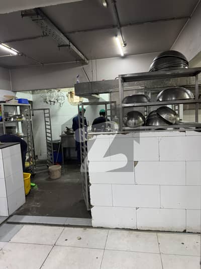 ڈی ایچ اے فیز 2 ایکسٹینشن ڈی ایچ اے ڈیفینس,کراچی میں 8 مرلہ Studio عمارت 5.8 لاکھ میں کرایہ پر دستیاب ہے۔