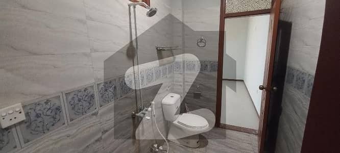 ڈی ایچ اے فیز 8 ڈی ایچ اے ڈیفینس,کراچی میں 4 کمروں کا 5 مرلہ مکان 2.65 لاکھ میں کرایہ پر دستیاب ہے۔