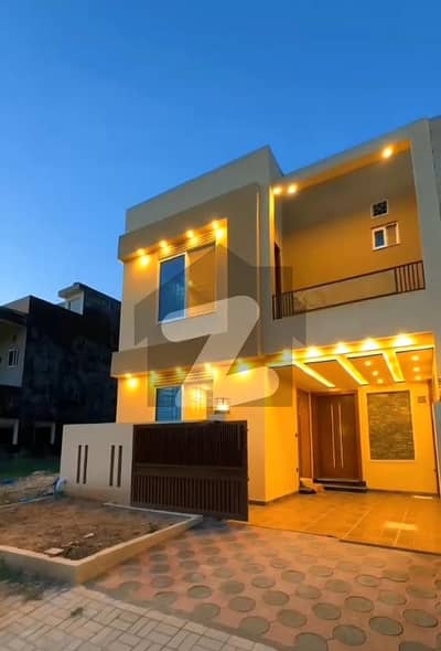 Beautiful 5 Marla Corner House for Sale Spacious Family Home with Servant Quarter