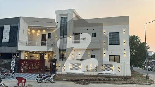 ڈی سی کالونی گوجرانوالہ میں 5 کمروں کا 9 مرلہ مکان 3.9 کروڑ میں برائے فروخت۔