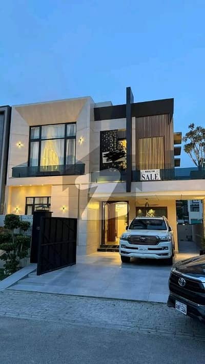 10 Marla Luxury Full Furnished House is Available For Rent in Bahria Town Lahore