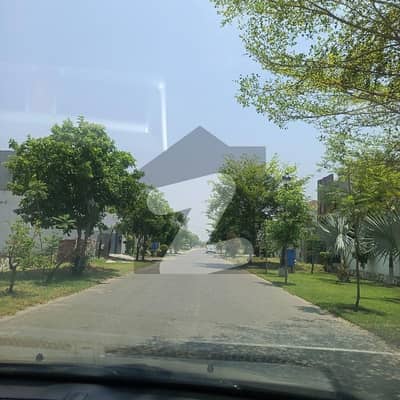 1 kanal plot on prime location in M3 near commercial and park
