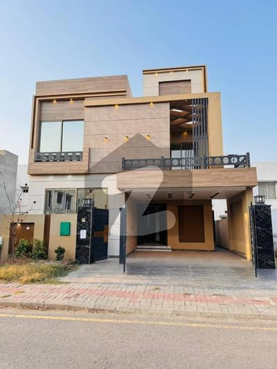 8 Marla Used House for Sale in C Block Phase 2 Bahria Orchard Rs. 2.65 Crore