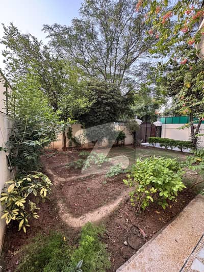 EXCELLENT HOUSE BEAUTIFUL LOCATION 5 BED ROOMS DOUBLE KITCHEN DINING DRAWING TVL GREEN LAWN