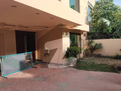 10 MARLA ELEGANT AND FULLY MAINTAINED SUPER HOT LOCATED BUNGALOW IS AVAILABLE IN THE BEST BLOCK OF DHA LAHORE | SERVANT QUARTER