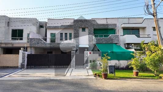 A Prime Location House Of 10 Marla In Askari 10 - Sector E