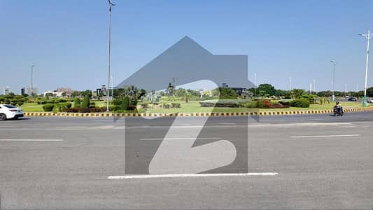 1-KANAL TOP PRIME LOCATION IN V BLOCK WALKING DISTANCE FROM PARK AND MAIN ROAD. DIRECT MEETING WITH PLOT OWNER