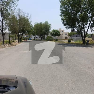 1 kannal plot on prime location near commercial and golf course