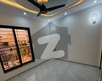 سینٹرل پارک ہاؤسنگ سکیم لاہور میں 3 کمروں کا 5 مرلہ مکان 2.0 کروڑ میں برائے فروخت۔