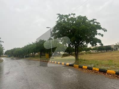 ڈی ایچ اے فیز 3 ۔ بلاک بی ڈی ایچ اے ڈیفینس فیز 3,ڈی ایچ اے ڈیفینس,اسلام آباد میں 2 کنال رہائشی پلاٹ 6.0 کروڑ میں برائے فروخت۔
