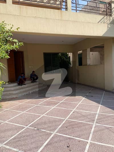 ڈی ایچ اے فیز 4 ڈیفنس (ڈی ایچ اے),لاہور میں 4 کمروں کا 1 کنال مکان 2.5 لاکھ میں کرایہ پر دستیاب ہے۔