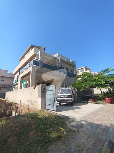 10 Marla upper portion available for rent in rezinable price and prime location 10 Marla upper portion available for rent in rezinable price and prime location