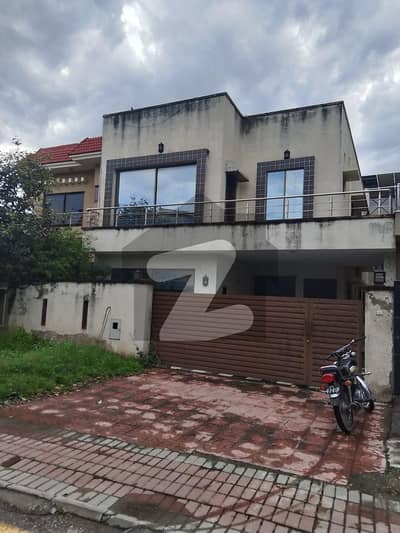 Highly-Coveted 10 Marla House Is Available In Bahria Town Phase 4 For Sale