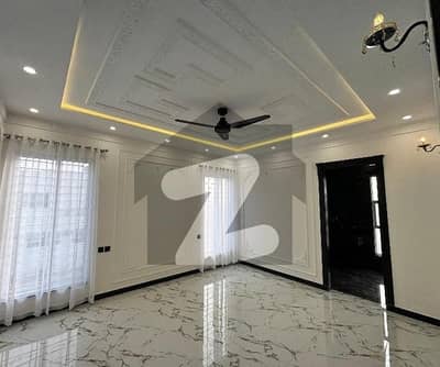 Highly-coveted Prime Location 1 Kanal House Is Available In Wapda Town For rent