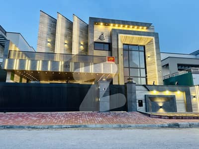 بحریہ ٹاؤن فیز 5 بحریہ ٹاؤن راولپنڈی,راولپنڈی میں 6 کمروں کا 1 کنال مکان 16.25 کروڑ میں برائے فروخت۔