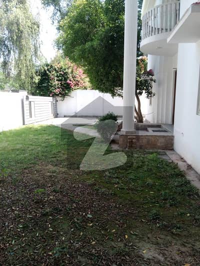 F-10/ 61x100=677 square yards house available for sale