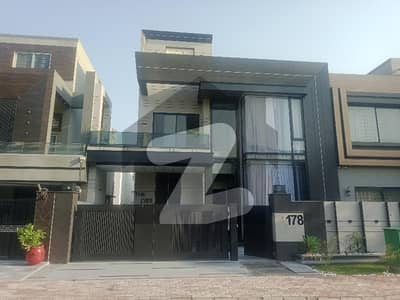 بحریہ ٹاؤن نرگس بلاک بحریہ ٹاؤن سیکٹر سی,بحریہ ٹاؤن,لاہور میں 5 کمروں کا 10 مرلہ مکان 5.5 کروڑ میں برائے فروخت۔