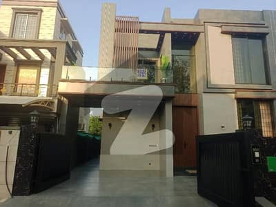 بحریہ ٹاؤن قائد بلاک بحریہ ٹاؤن سیکٹر ای,بحریہ ٹاؤن,لاہور میں 5 کمروں کا 10 مرلہ مکان 5.7 کروڑ میں برائے فروخت۔