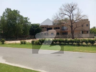2-KANAL PLOT TOP PRIME LOCATION IN Y BLOCK, SINGLE OWNER PLOT WALKING DISTANCE FROM PARK AND MAIN ROAD, DIRECT MEETING WITH PLOT OWNER