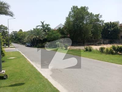 2-KANAL TOP PRIME LOCATION PLOT IN U BLOCK, SINGLE OWNER PLOT, NEAR TO PARK AND MAIN ROAD. DIRECT MEETING WITH PLOT OWNER.