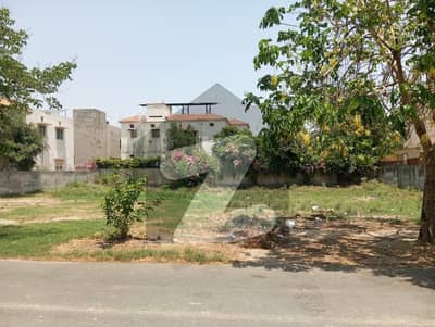 1-KANAL TOP LOCATION IN V BLOCK, NEAR TO PARK NA DMIAN ROAD DIRECT DEAL WITH PLOT OWNER.