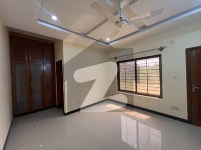 Beautiful And Perfect Portion For Family  1 Kanal Ground Portion For Rent