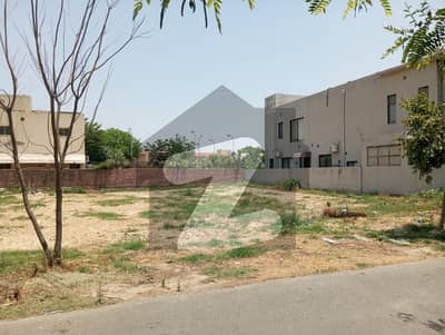 1-KANAL PAIR PRIME LOCATION IN J BLOCK, SINGLE OWNER PLOT, VERY EASY EXCESS FROM MAIN ROAD, DIRECT DEAL WITH PLOT OWNER.