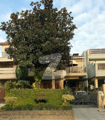 Open-Face Sun-Facing 5 Bed House | Main Road, G-8/2 | Facing Green Belt