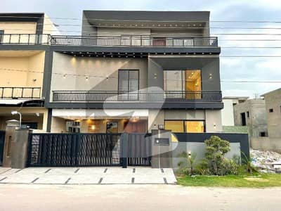 بش ایگزیکٹو ولاز ملتان میں 5 کمروں کا 11 مرلہ مکان 3.99 کروڑ میں برائے فروخت۔