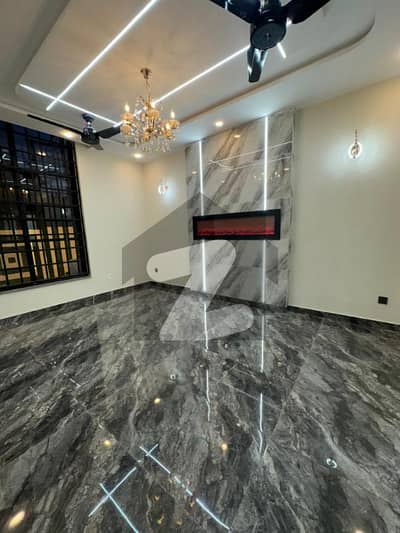 10 MARLA BRAND NEW HOUSE AVAILABLE FOR SALE