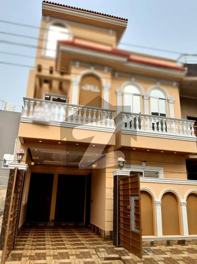 جوہر ٹاؤن فیز 2 جوہر ٹاؤن,لاہور میں 5 کمروں کا 5 مرلہ مکان 3.3 کروڑ میں برائے فروخت۔
