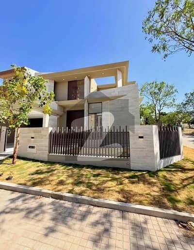 Luxurious designers house one kenal size , Brand New . For sale