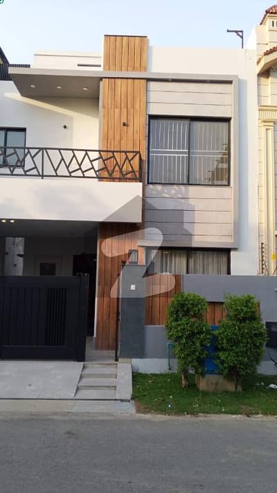 5 MARLA ELEGANT AND SEMI FURNISHED SUPER HOT LOCATED BUNGALOW IS AVAILABLE IN THE BEST BLOCK OF DHA LAHORE.