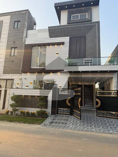 Central park B block Most beautiful and good looking house hope of line Near to park Masjid and market Central park B block Most beautiful and good looking house hope of line Near to park Masjid and market