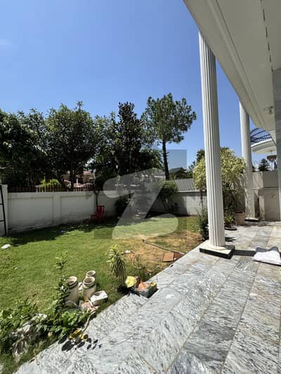 F10 555 Square yard Excellent And Modern Tile Floor House Top Location Modern Fitting And Fixtures Beautiful Green Lawn