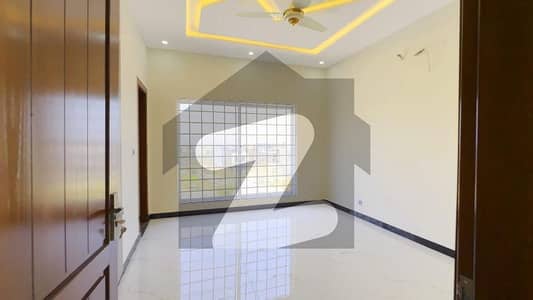 سوان گارڈن اسلام آباد میں 6 کمروں کا 1 کنال مکان 1.7 لاکھ میں کرایہ پر دستیاب ہے۔