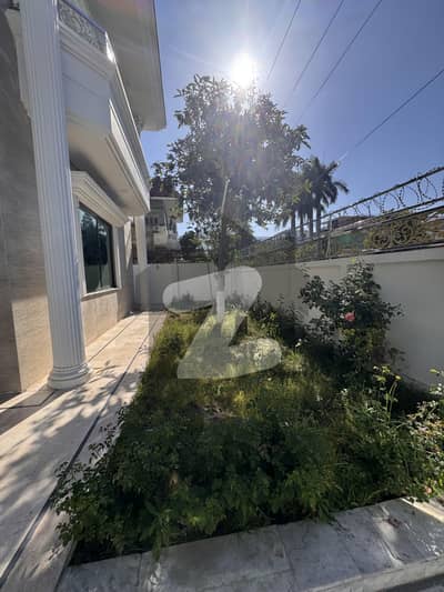 F-10 EXCELLENT HOUSE TOP LOCATION MODERN FITTING AND FIXTURES BEAUTIFUL GREEN LAWN HOUSE FOR RENT