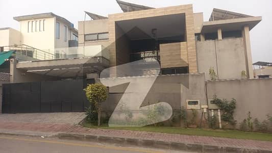 26 MARLA FULL FURNISHED TRIPLE UNIT HOUSE FOR SALE RENT COMING 5 LACK PER MONTH