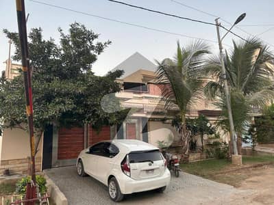400sqr yard house available for sale