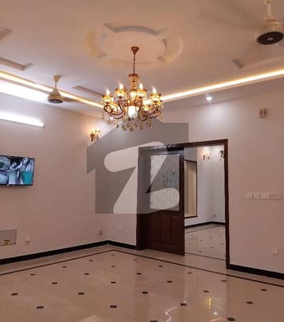 10 Marla House For Rent In Top City