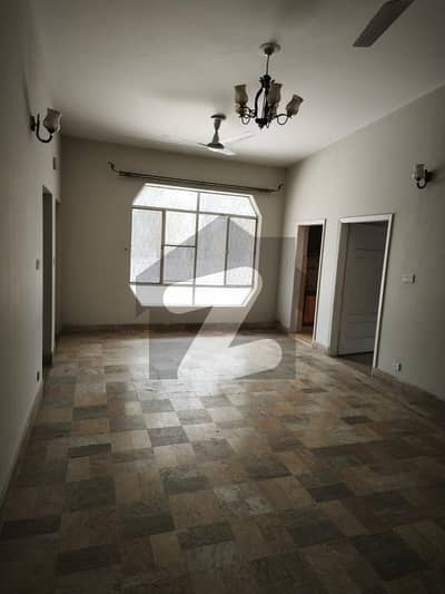 G9/4 top floor available for small family