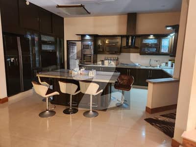 Maintained 600 yards house for sale in Gulistan e Jauhar block 3 near beacon house.
