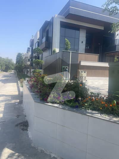 ایف ۔ 11 مرکز ایف ۔ 11,اسلام آباد میں 5 کمروں کا 1 کنال مکان 42.0 کروڑ میں برائے فروخت۔