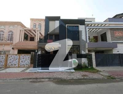 بحریہ ٹاؤن سیکٹر ای بحریہ ٹاؤن,لاہور میں 3 کمروں کا 5 مرلہ مکان 2.9 کروڑ میں برائے فروخت۔