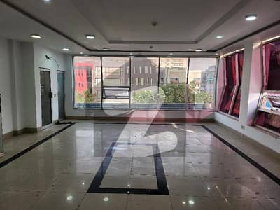 ڈی ایچ اے فیز 5 ڈیفنس (ڈی ایچ اے),لاہور میں 8 مرلہ Studio عمارت 9.0 لاکھ میں کرایہ پر دستیاب ہے۔