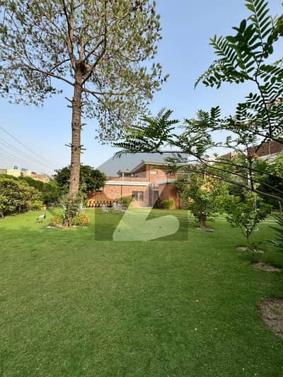 This spacious family home boasts a beautiful garden and is conveniently located just 3 kilometers from the airport.