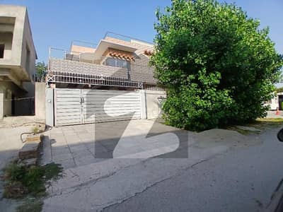 511 square yards cda transfer full renovated tile floor house available in f-10/4 near Markaz Near double road
