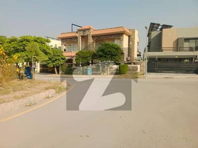 Highly-coveted 1 Kanal Residential Plot Is Available In Bahria Town Phase 8 - Club City For sale